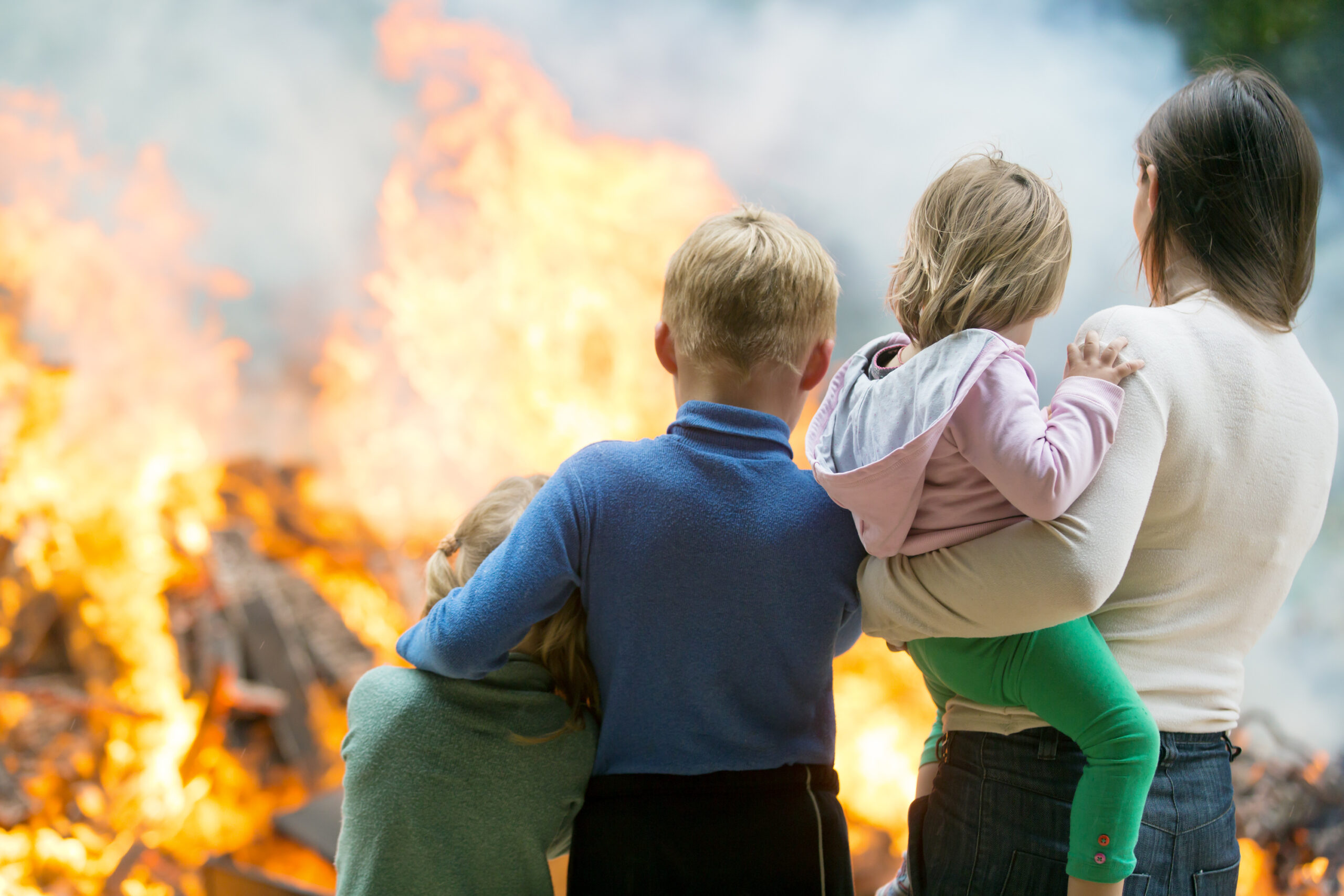 Het is belangrijk om brandveiligheidsproducten in huis te hebben, omdat een brand een van de meest verwoestende gebeurtenissen kan zijn die in een woning kunnen plaatsvinden. Branden kunnen zeer snel uit de hand lopen en in een korte tijd enorme schade aanrichten. Bovendien kunnen branden gevaarlijk zijn voor jouw gezin in huis, omdat ze letsel of zelfs de dood kunnen veroorzaken.